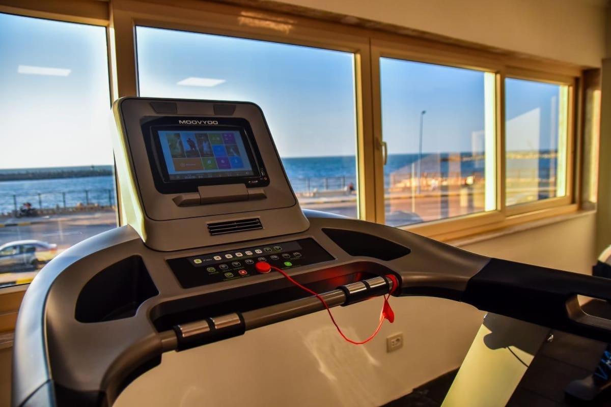 Fleet Club Mahrousa 亚历山大港 外观 照片 A treadmill with a touchscreen display