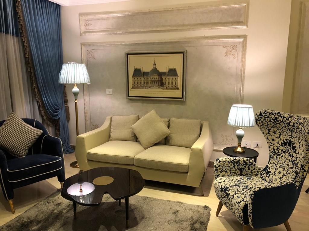 Fleet Club Mahrousa 亚历山大港 外观 照片 A living room in a suite at the hotel