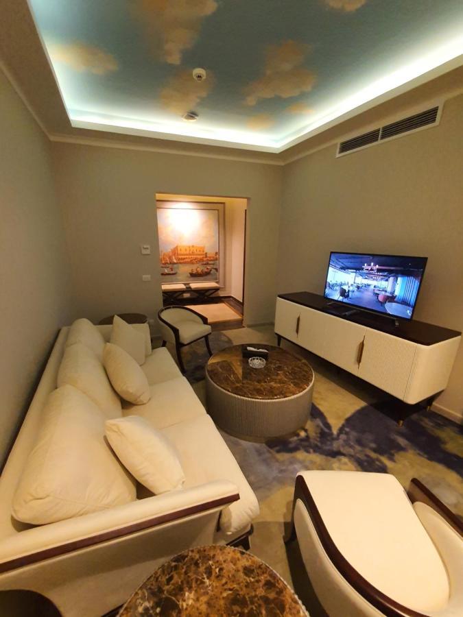 Fleet Club Mahrousa 亚历山大港 外观 照片 A living room in a suite at the hotel