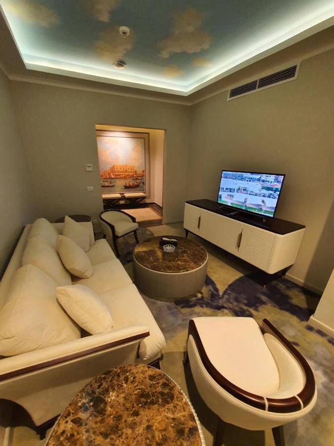 Fleet Club Mahrousa 亚历山大港 外观 照片 A living room in a suite at the hotel