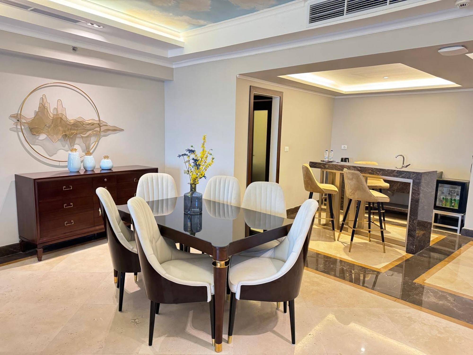 Fleet Club Mahrousa 亚历山大港 外观 照片 A dining room in a luxury apartment