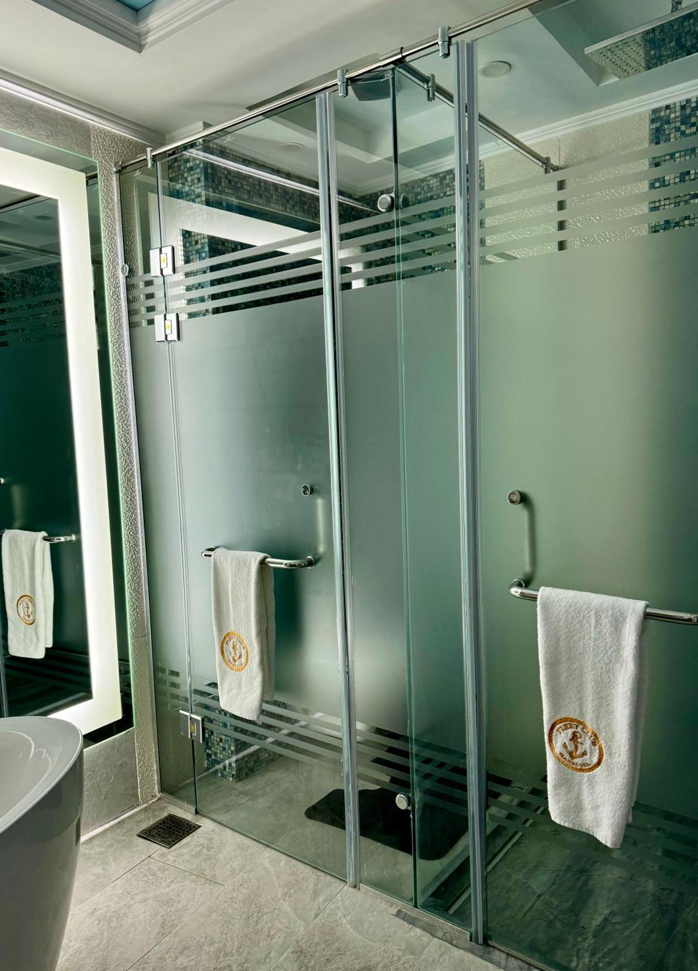Fleet Club Mahrousa 亚历山大港 外观 照片 A shower door